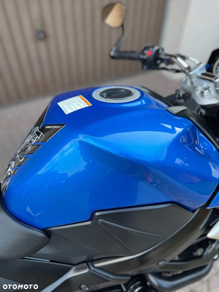 Suzuki GSR - 12