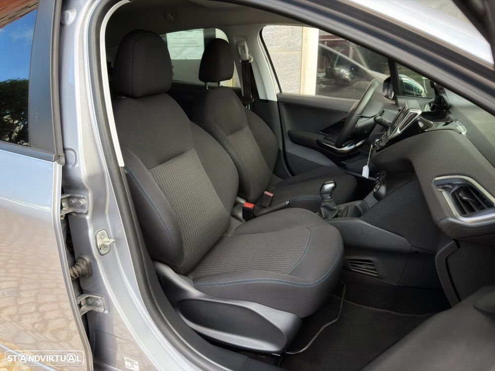 Peugeot 208 1.2 PureTech Signature - 19