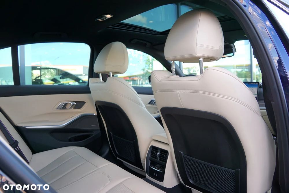 BMW Seria 3 330e PHEV M Sport - 28