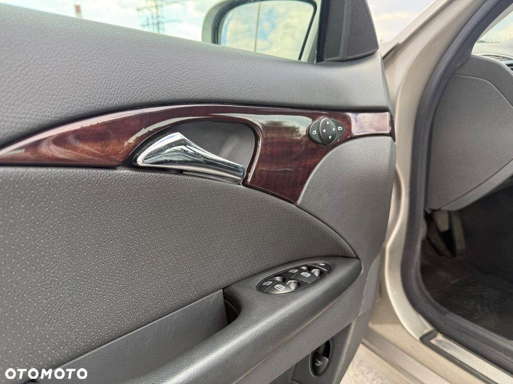 Mercedes-Benz Klasa E 200 CDI Classic - 22