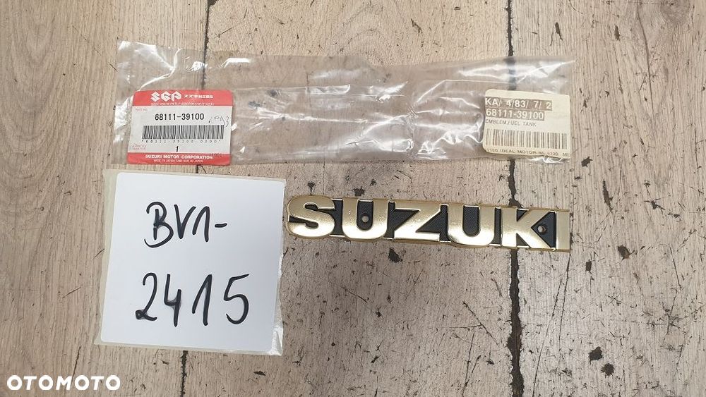 Emblemat Suzuki GT100 GT125 GT185 GT250 GT380 GT550 T350 68111-39100
