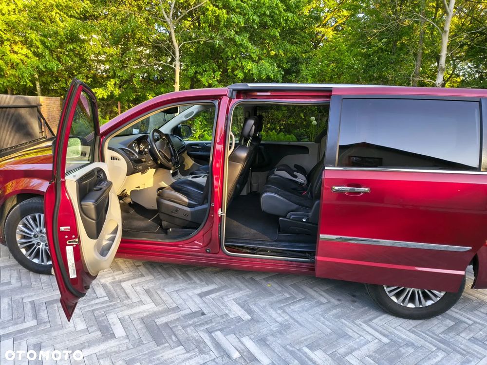 Chrysler Town & Country - 7