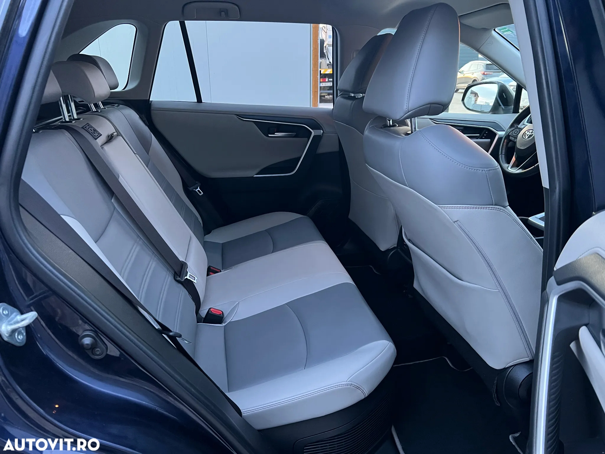 Toyota RAV4 - 8