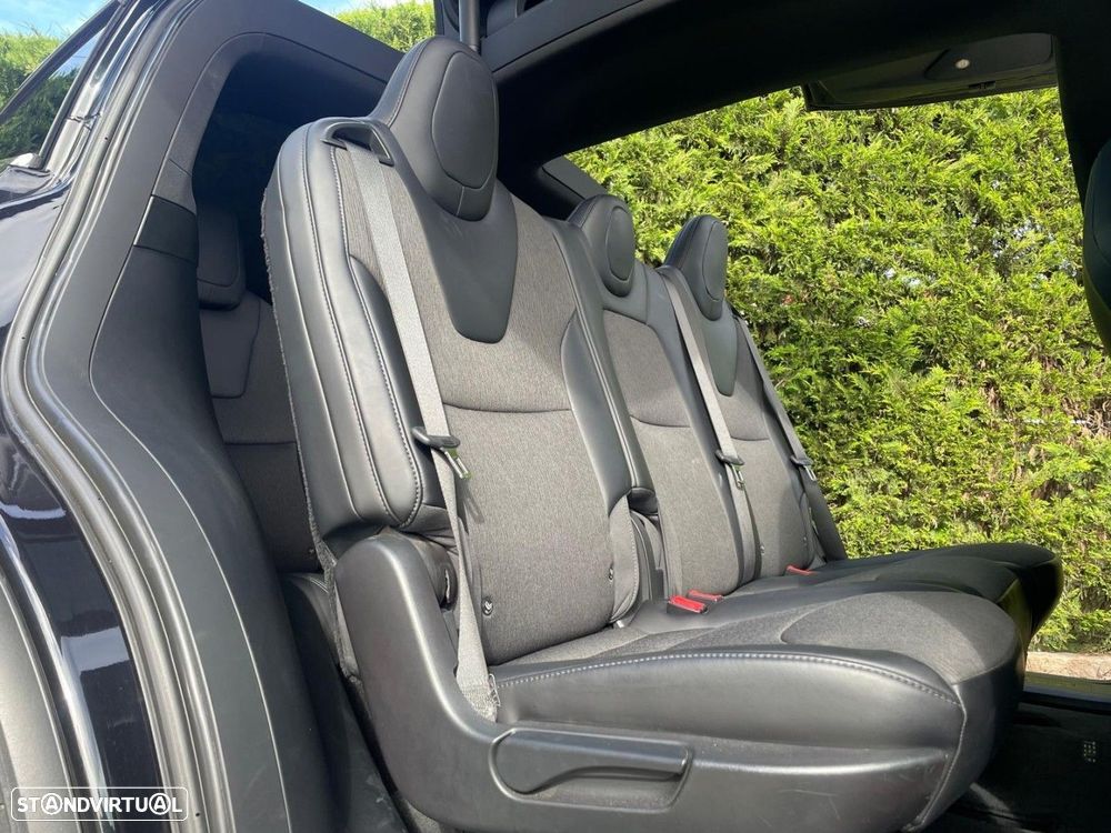 Tesla Model X - 8