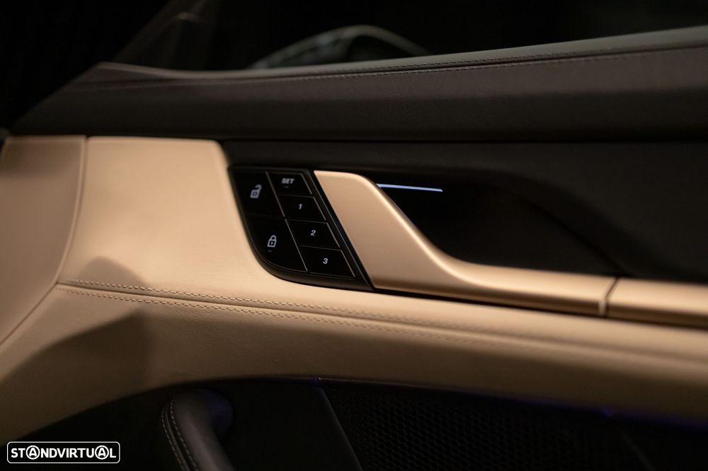 Porsche Taycan Turbo - 10