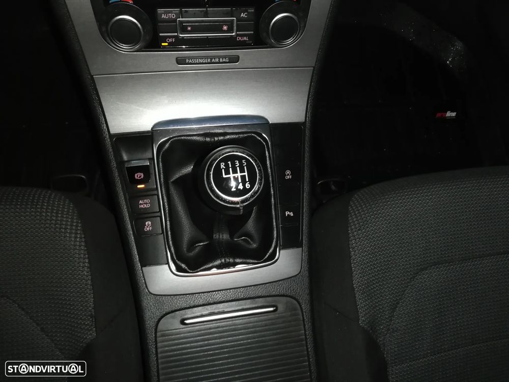 VW Passat Variant 1.6 TDI DPF BlueMotion Highline - 14