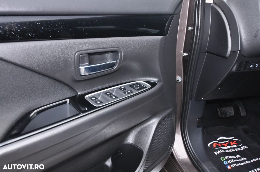 Mitsubishi Outlander PHEV 2.4 L 4X4 Instyle - 17