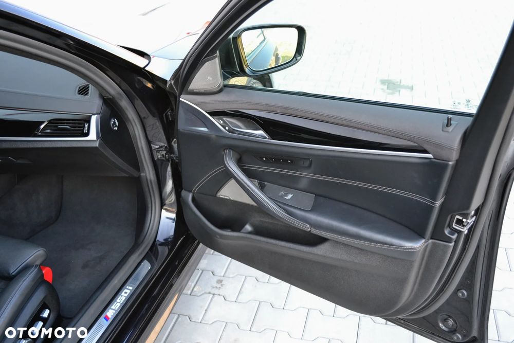 BMW Seria 5 M550i xDrive sport - 27