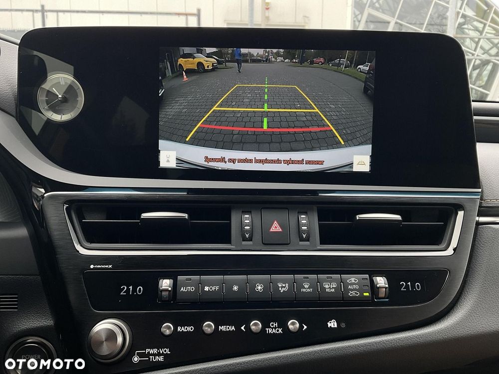 Lexus ES 300h Business Edition - 26