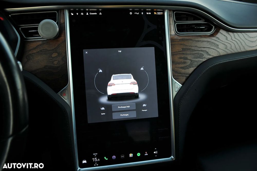 Tesla Model X - 26