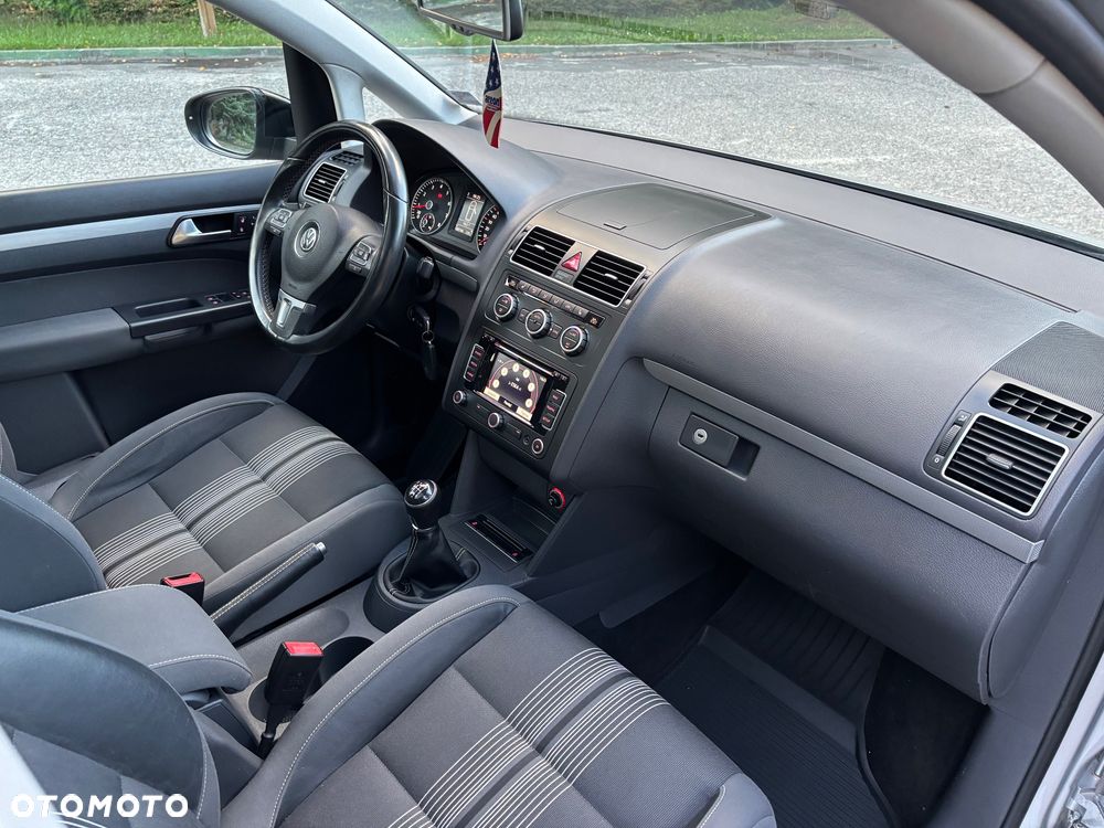 Volkswagen Touran - 11