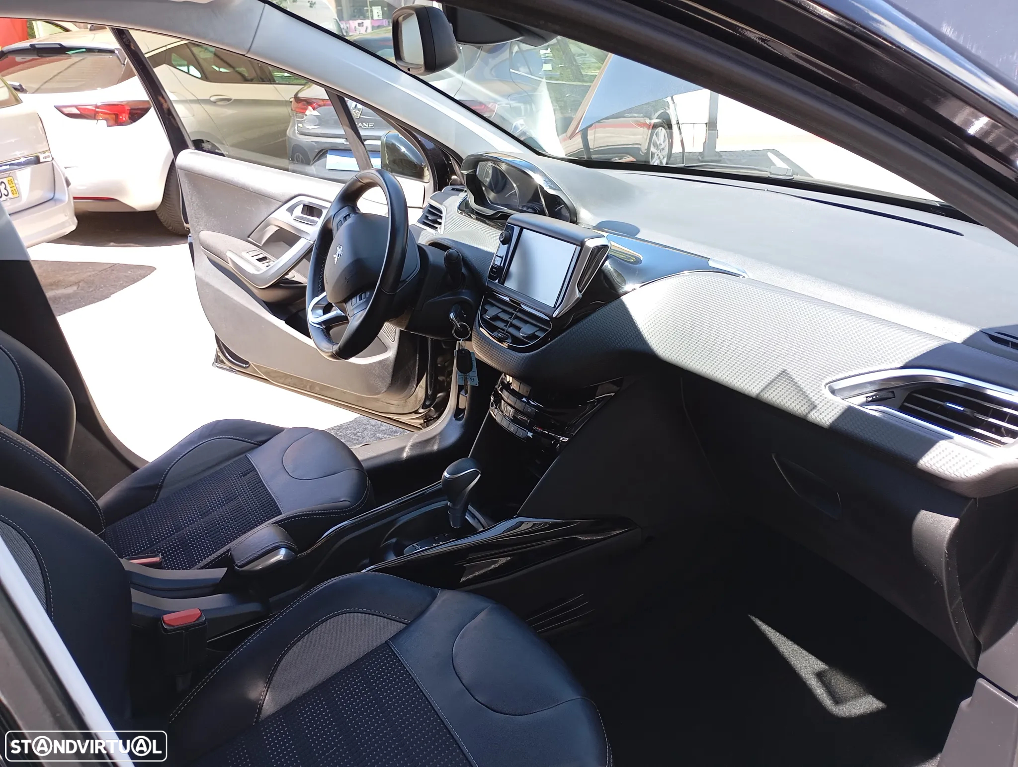 Peugeot 2008 1.2 PureTech Allure EAT6 - 13