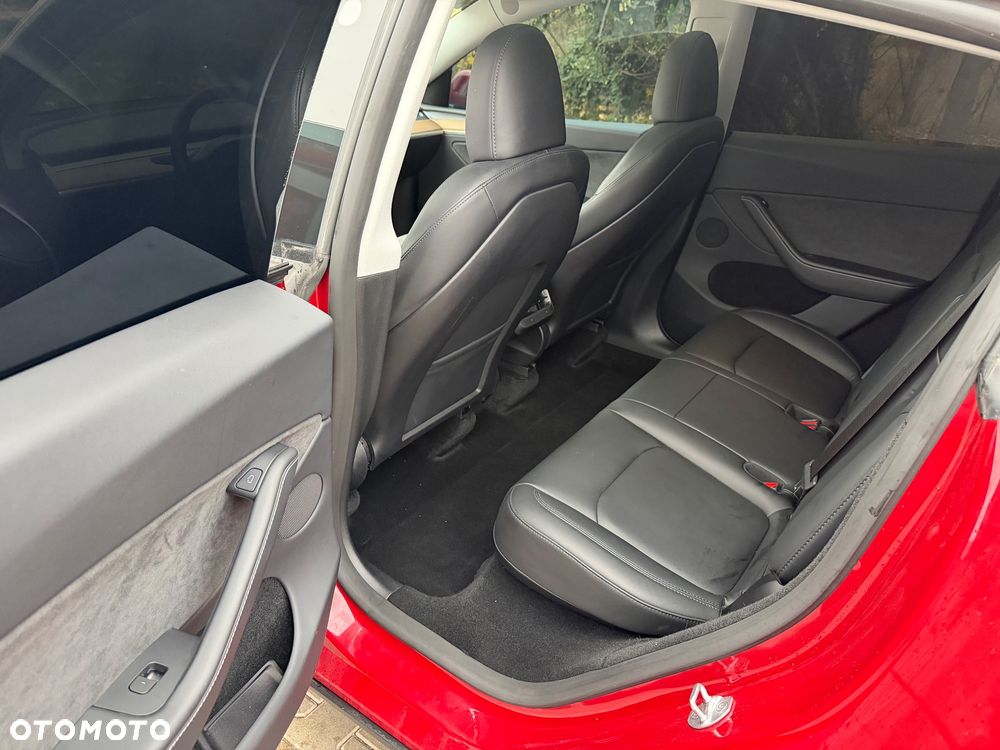 Tesla Model Y Long Range AWD - 11