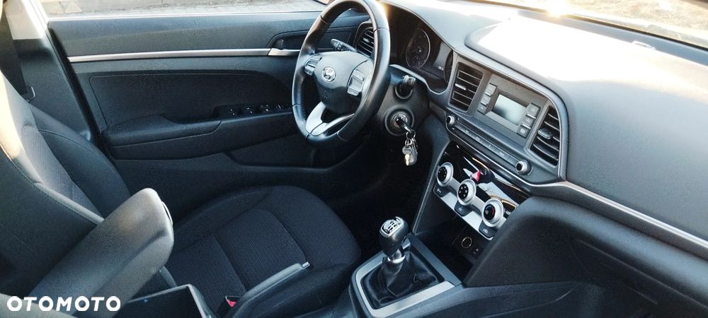 Hyundai Elantra 1.6 Classic Plus - 4