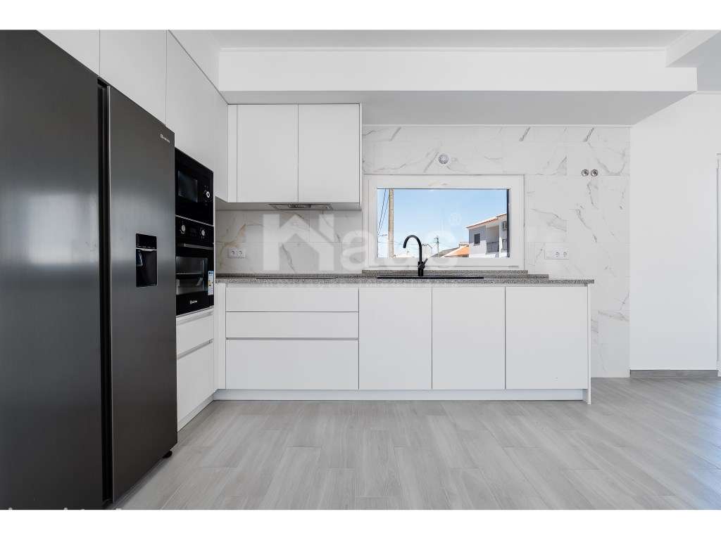 Moradia Isolada T5 inserida em lote de terreno de 600m2 - Grande imagem: 3/36