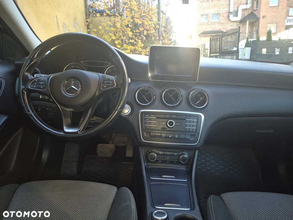 Mercedes-Benz GLA 180 7G-DCT - 9