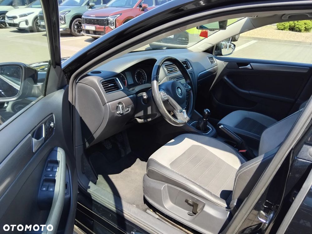 Volkswagen Jetta 2.0 TDI Highline - 19