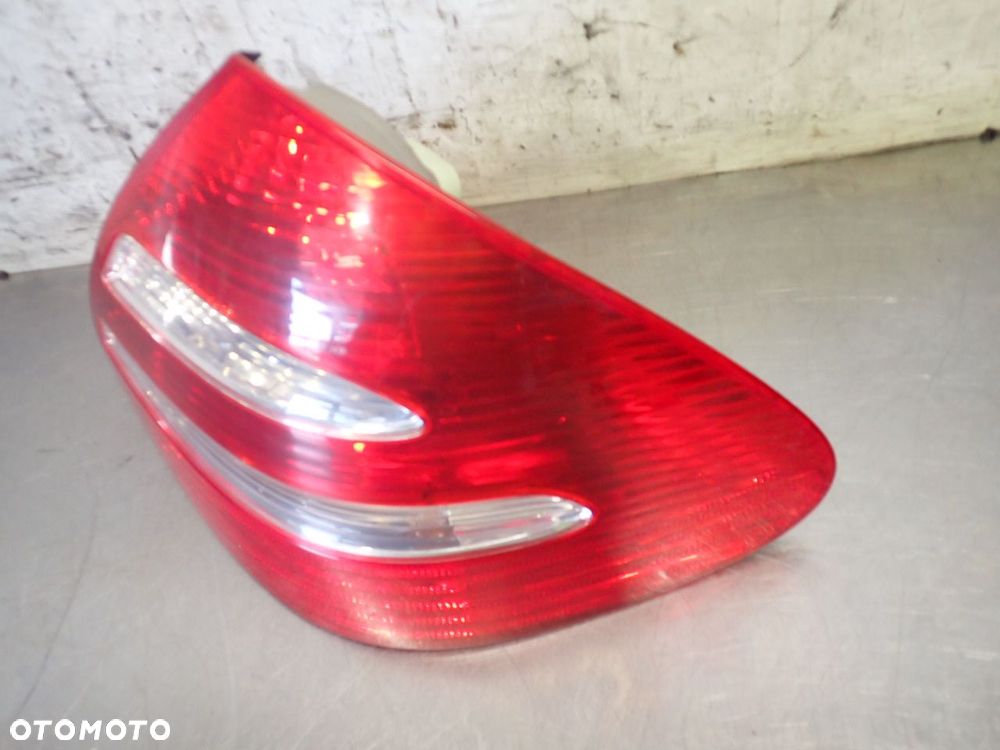 LAMPA PRAWA TYLNA MERCEDES-BENZ W211 E220 A2118200464 - 2