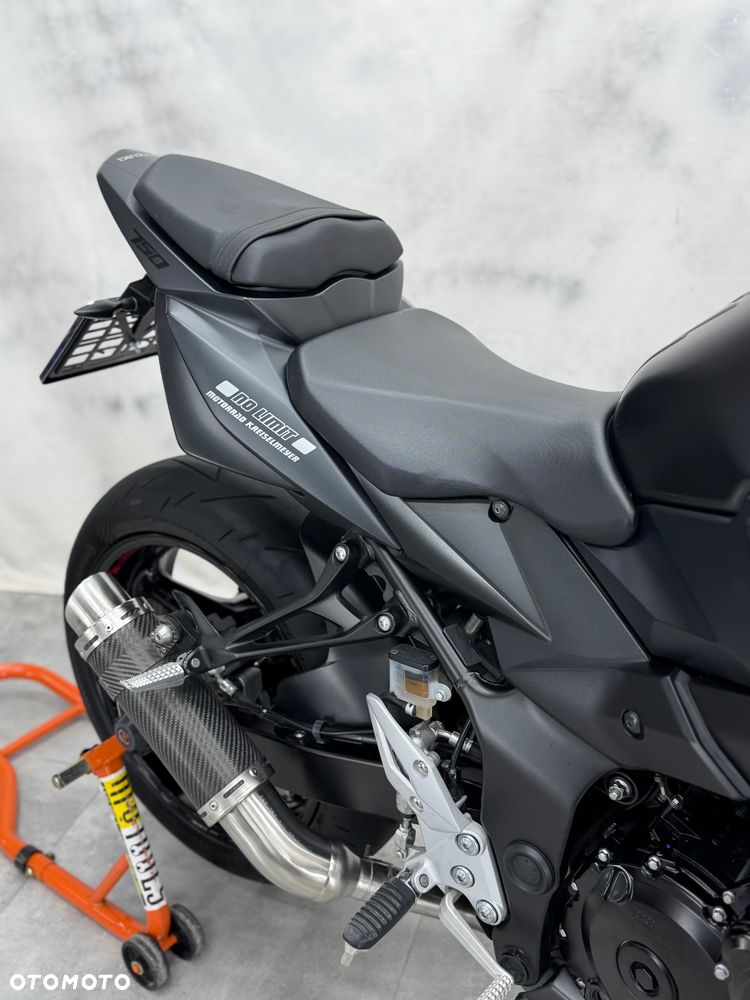 Suzuki GSR - 14