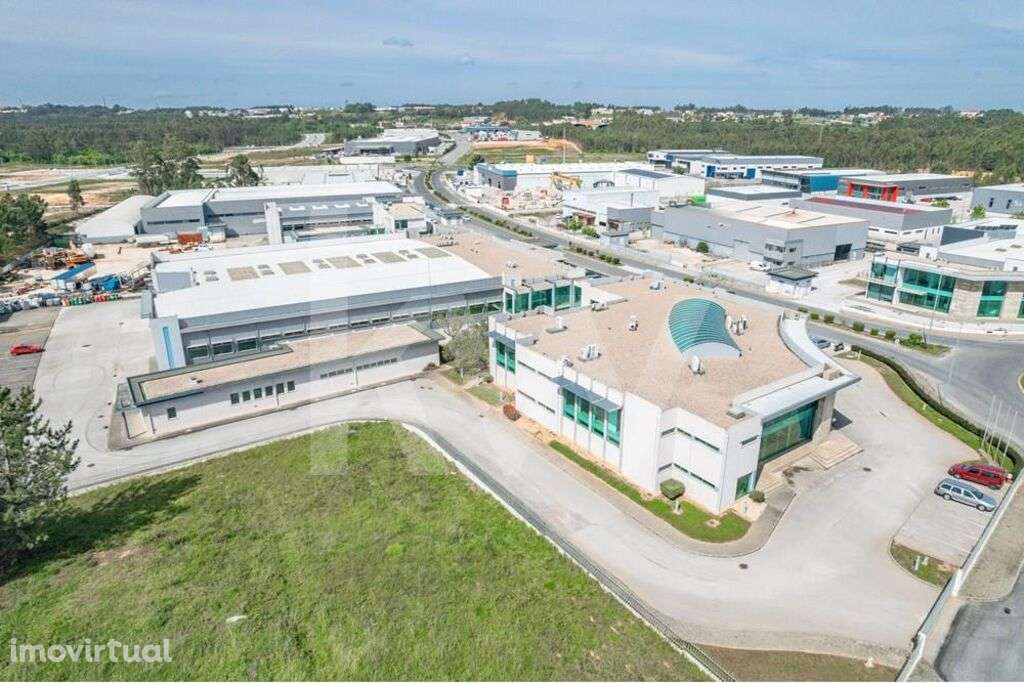 Pavilhão Industrial e Edifício de Escritórios , Porto de Mós - Grande imagem: 3/51
