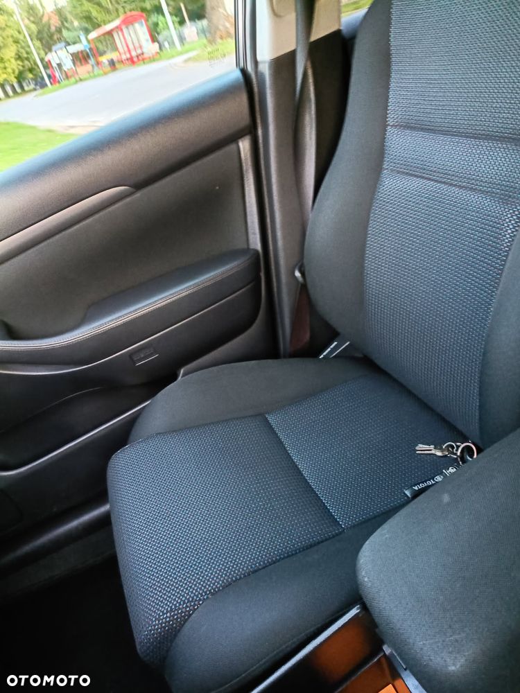 Toyota Avensis - 8