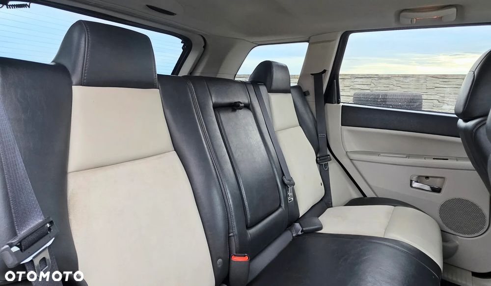 Jeep Grand Cherokee - 24