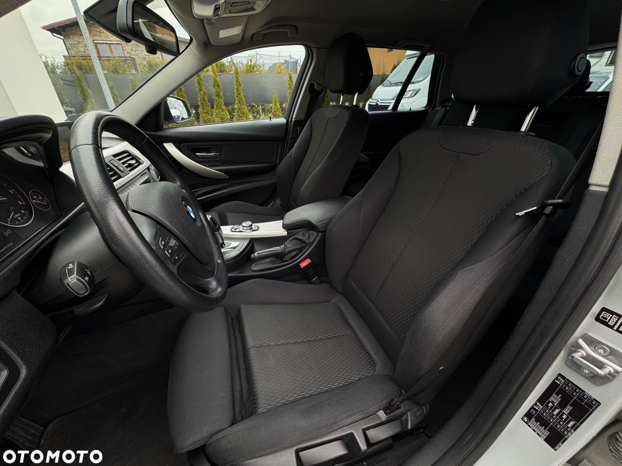 BMW Seria 3 318d Touring - 14