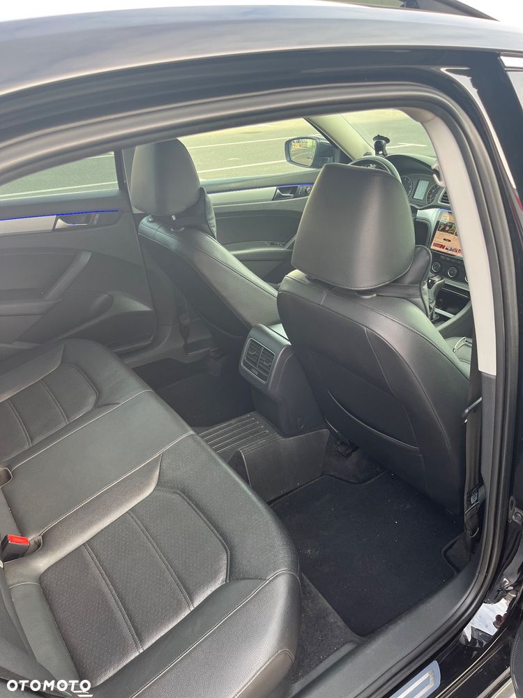 Volkswagen Passat - 11