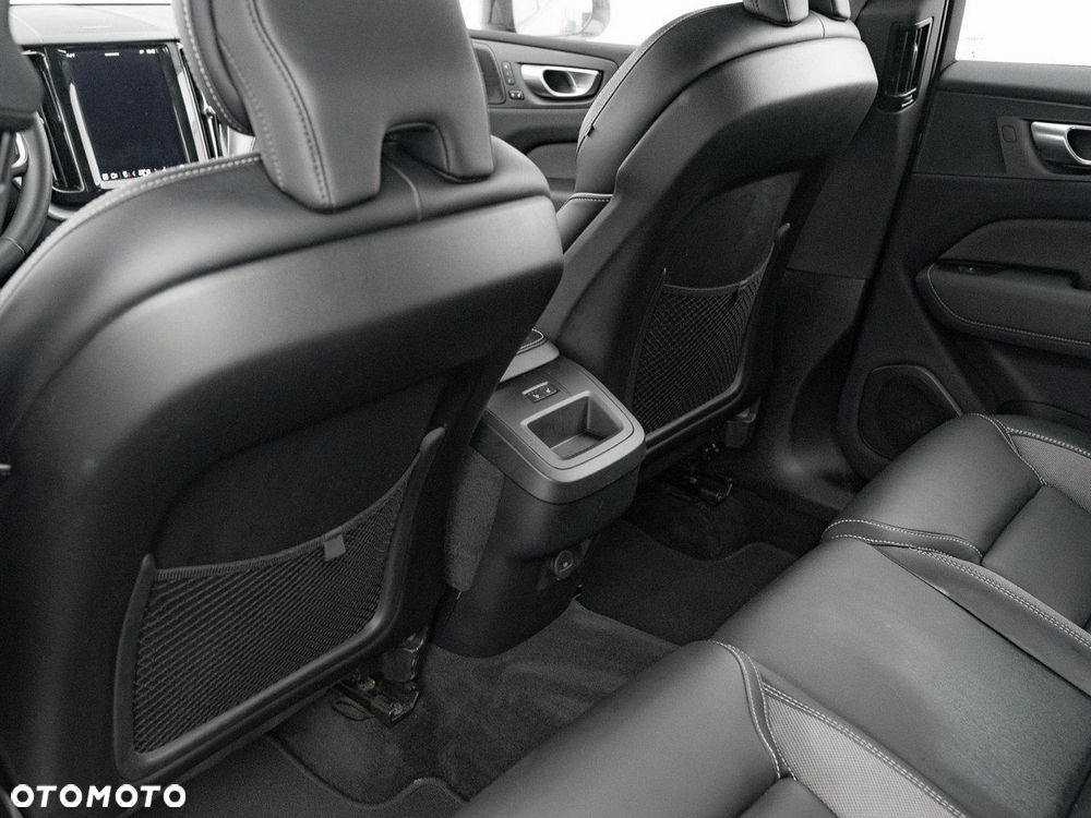Volvo XC 60 B4 B Plus Dark - 25