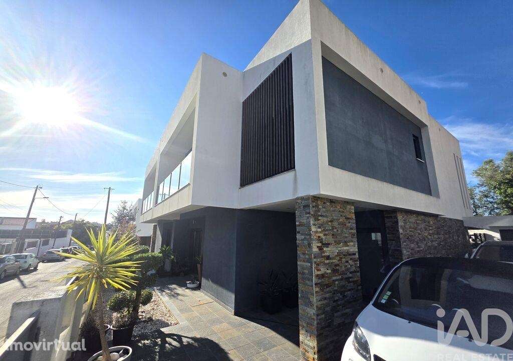 Moradia geminada T4 em Charneca de Caparica e Sobreda de 162,2 m2 - Grande imagem: 2/35