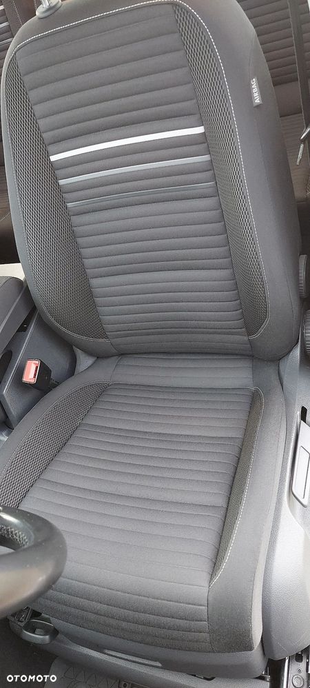 Volkswagen Touran - 25