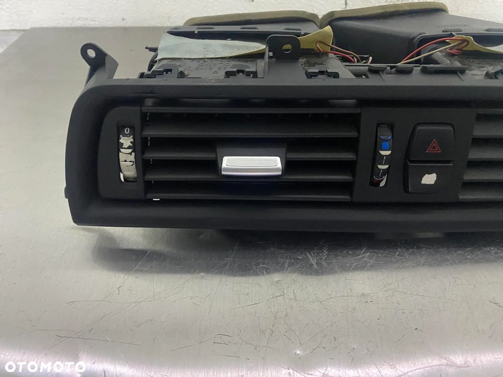 BMW F10 KRATKA SRODKOWA NAWIEWU 16828110 - 2