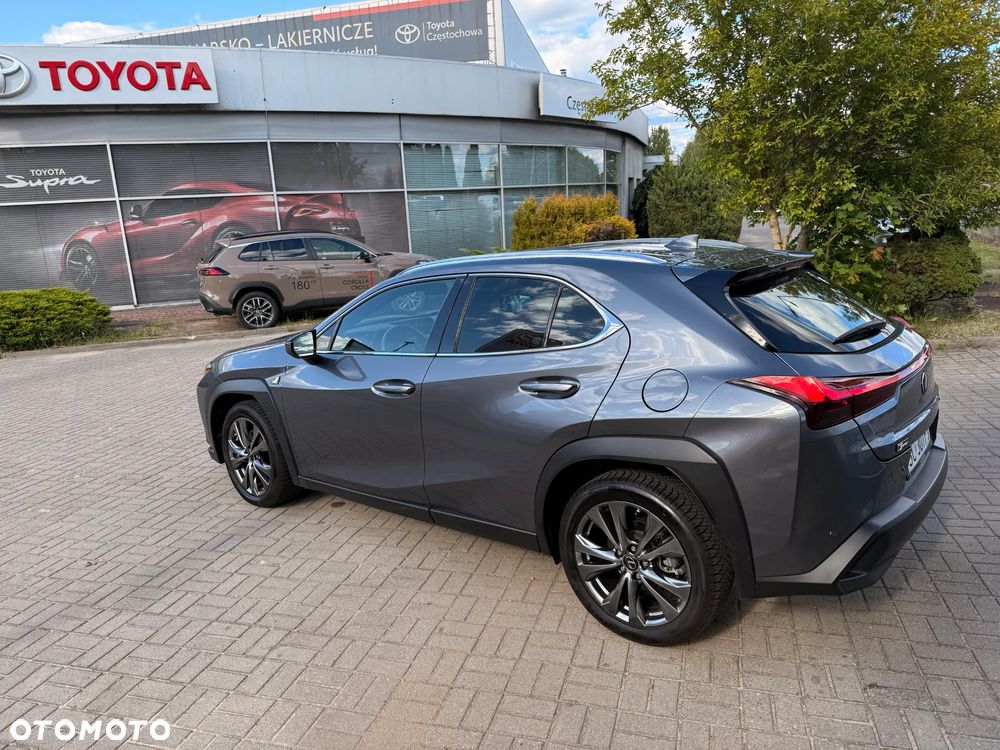 Lexus UX - 4