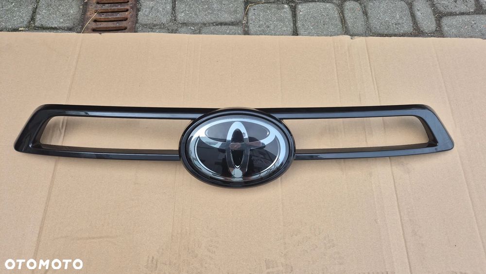TOYOTA HILUX VIII LIFT 20-24 ATRAPA CHŁODNICY GRILL ZNACZEK ZDERZAKA PRZÓD  53125-0K520 90975-02159 - 1