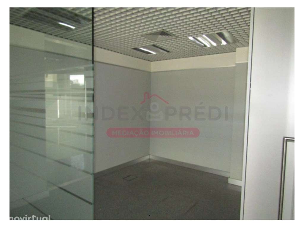 Loja Central com Montras - Carregal do Sal - Grande imagem: 4/14