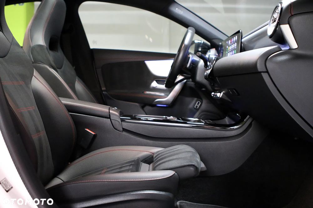 Mercedes-Benz CLA 250 AMG Line 7G-DCT - 24
