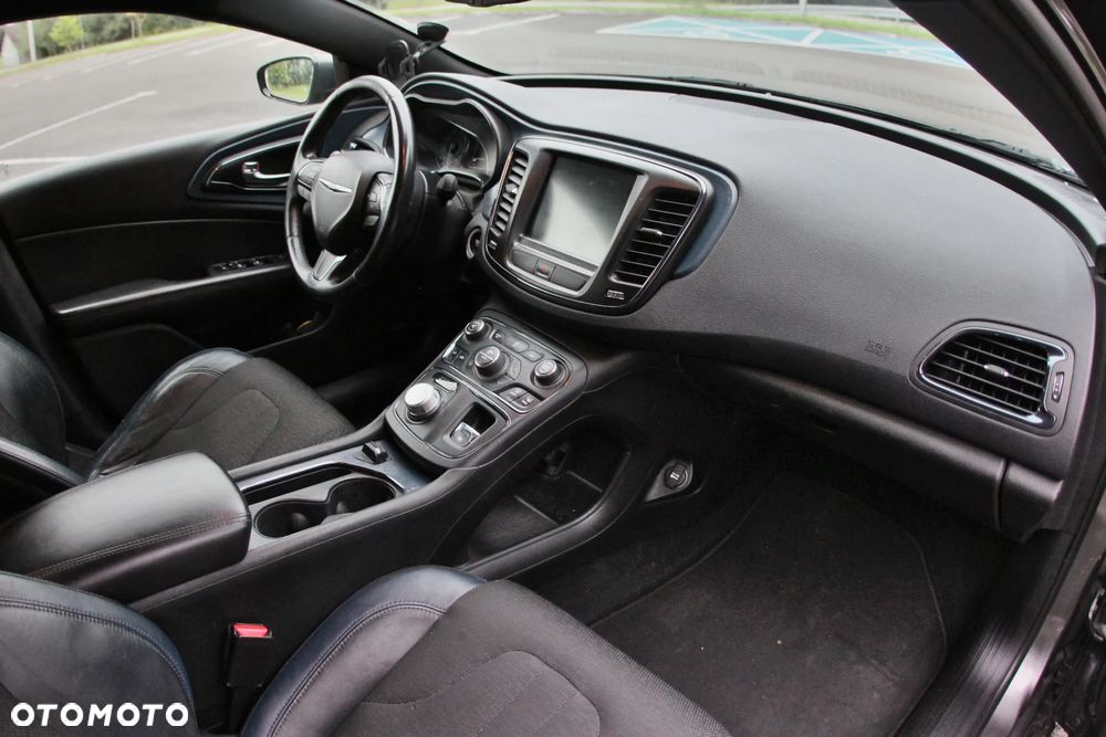 Chrysler 200 - 9