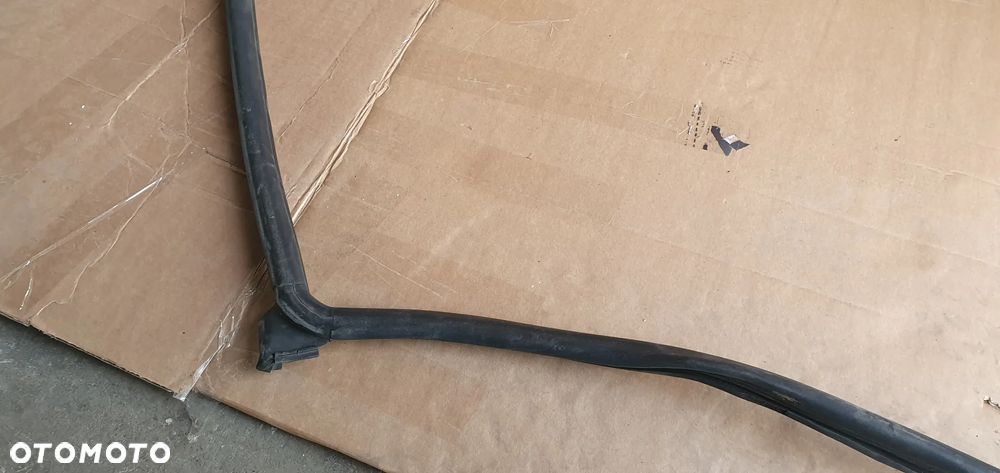 Uszczelka maski komory silnika VW Touareg 7L - 3