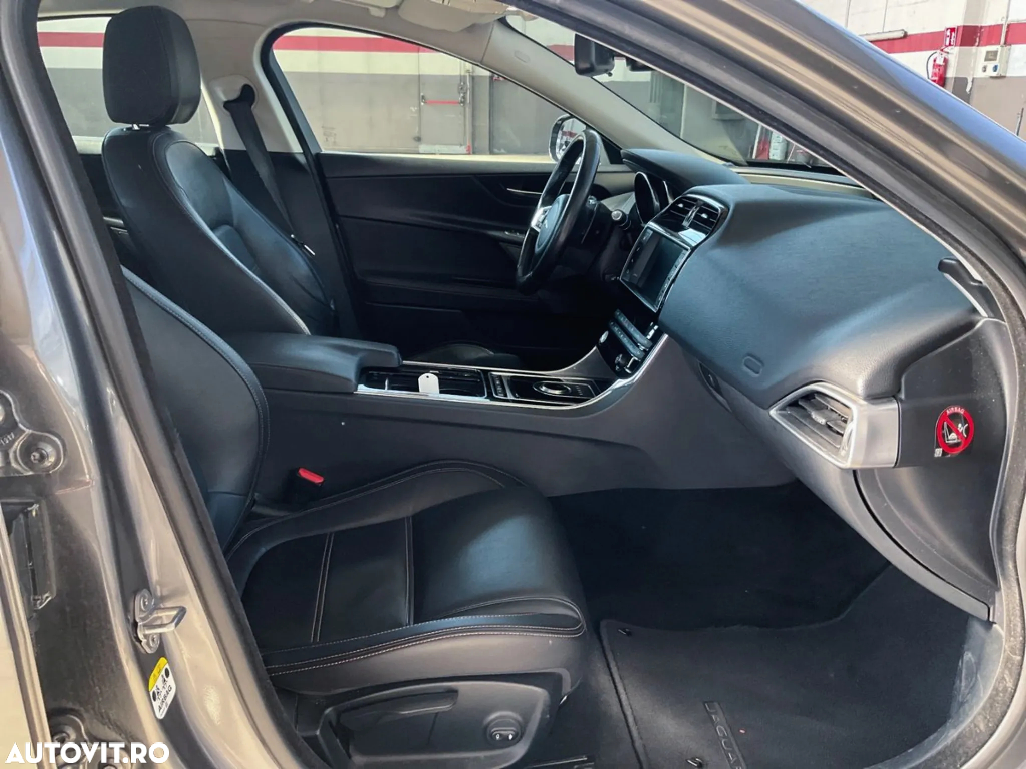 Jaguar XE 2.0 Prestige - 6