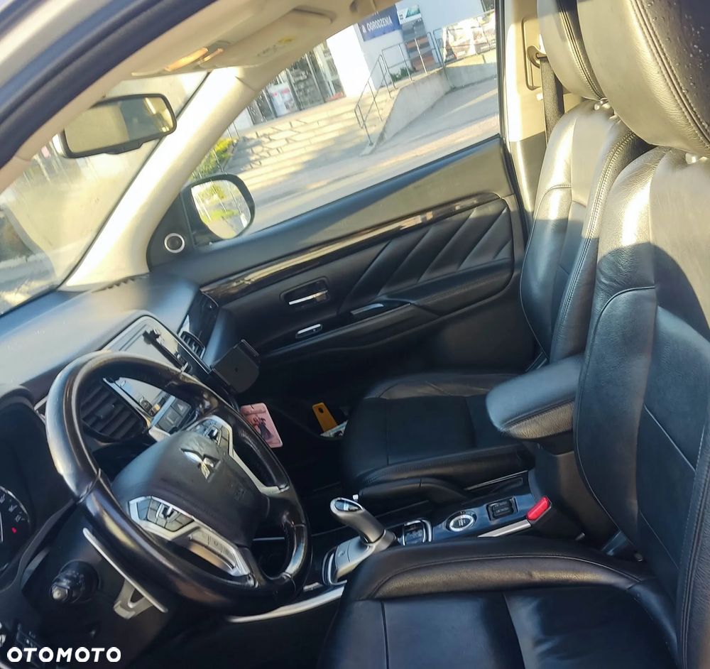 Mitsubishi Outlander Instyle NAVI + - 14