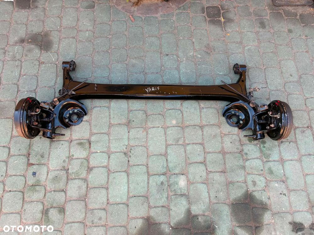 Tylna belka toyota yaris 1 yaris 1 verso Bębny ABS Orginał bez rdzy super stan import italy - 1