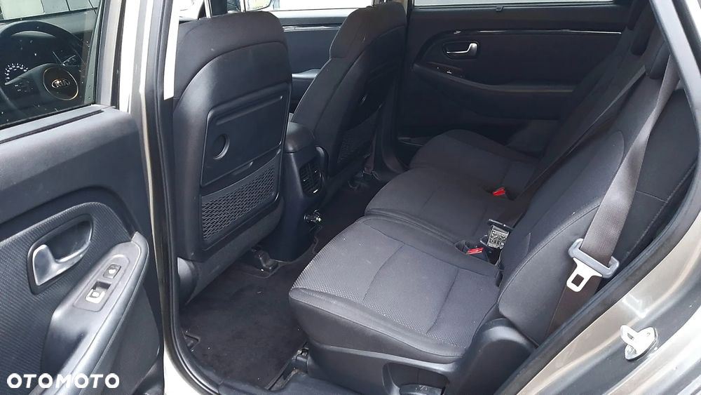 Kia Carens - 11