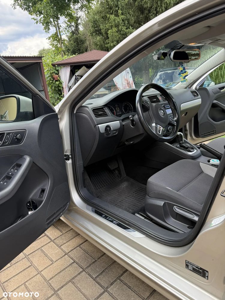 Volkswagen Jetta 1.6 TDI Highline DSG - 12