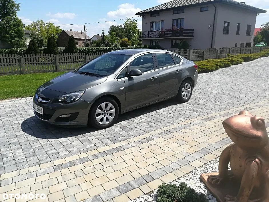 Opel Astra IV 1.4 T Business EU6 - 1