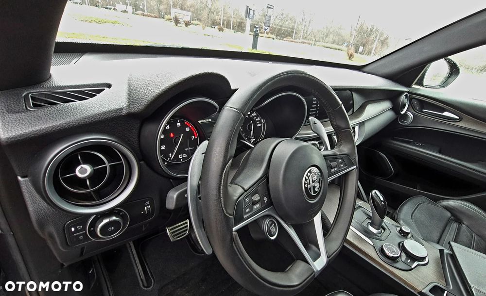 Alfa Romeo Stelvio 2.0 Turbo 16V AT8-Q4 Ti - 11