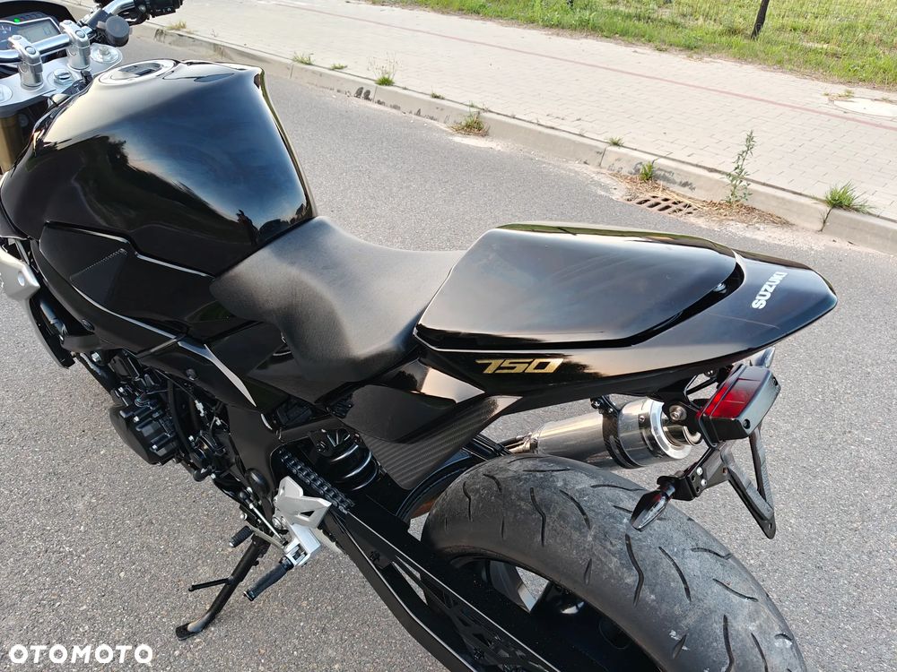 Suzuki GSR - 13