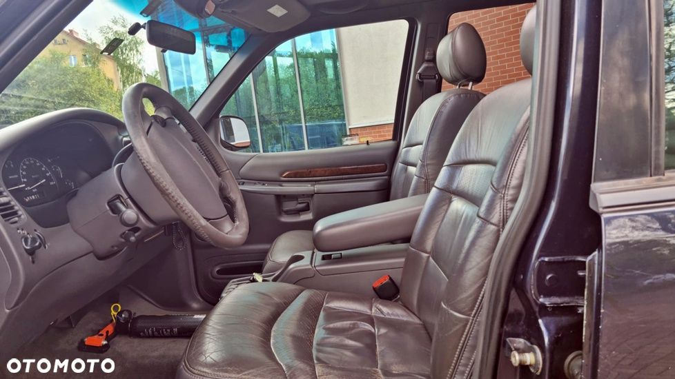 Ford Explorer - 16