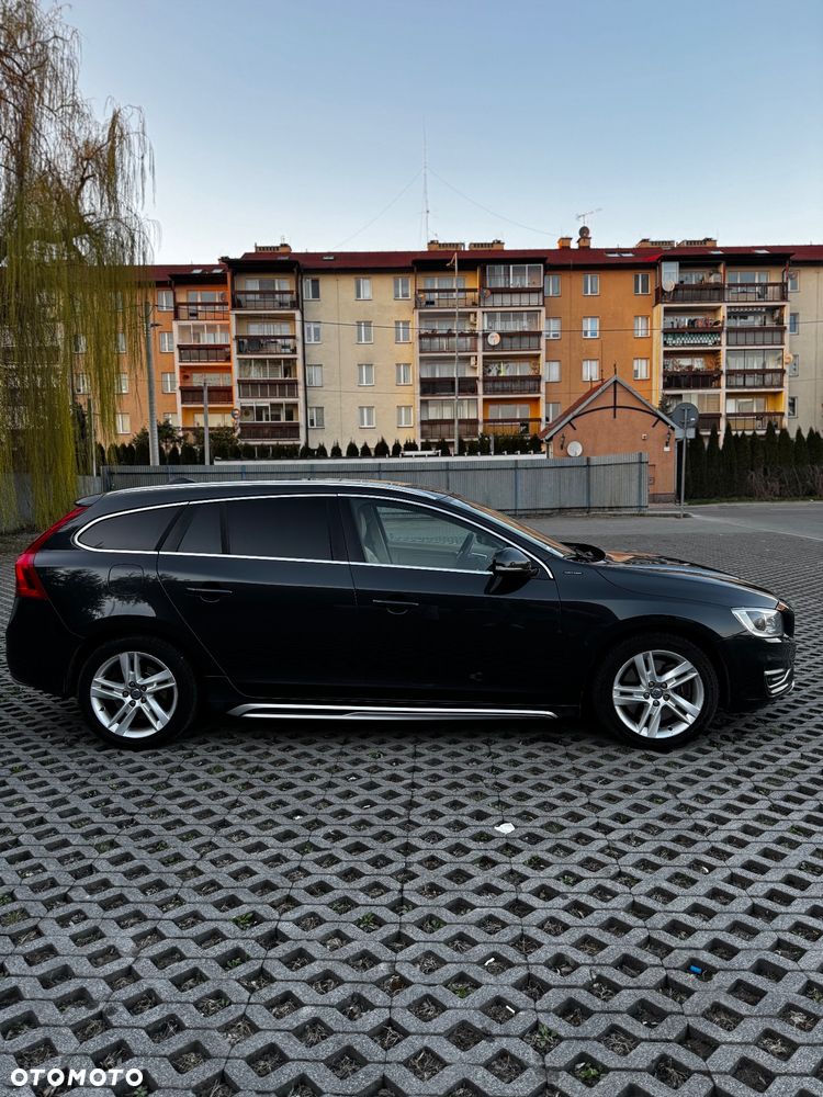 Volvo V60 D6 AWD Plug-in Hybrid R-Design Summum - 6