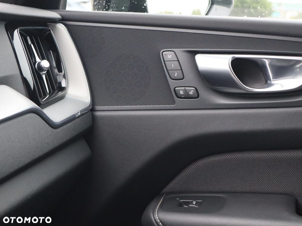 Volvo XC 60 B5 B AWD Plus Dark - 24