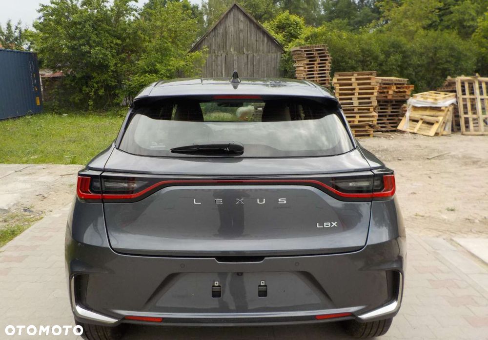 Lexus LBX - 10